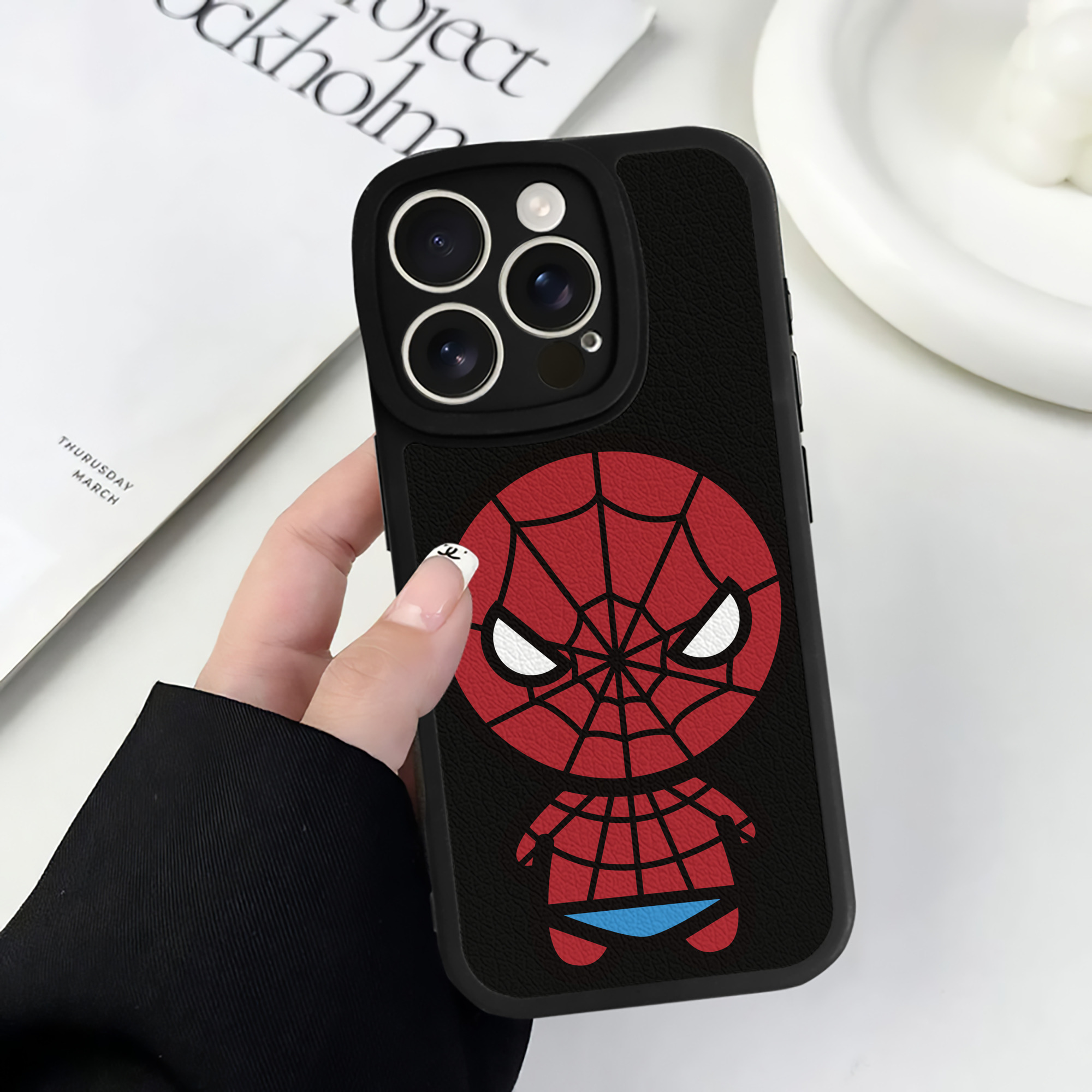（画像用） アベンジャーズ The Avengers 【iPhone 16シリーズ対応】シリコンスマホケース（レザー調） 材質：シリコン